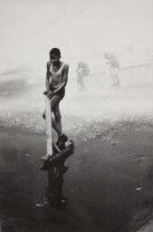 New York, 1940 (Kids Playing in Fire Hydrant, New York) (Nueva York, 1940 [Niños jugando en boca de riego])