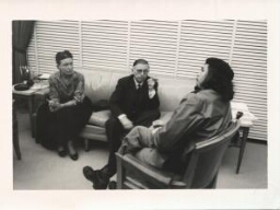 [Guevara charlando con Simone de Beauvoir y Jean Paul Sartre]