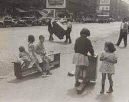 New York, 1940 (Kids Playing with a Scooter) (Nueva York, 1940 [Niños jugando con un patinete])