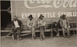 Untitled (Men Seated in Front of Coca-Cola Sign, Mississippi) (Sin título [Hombres sentados delante de un anuncio de Coca-Cola, Misisipi])