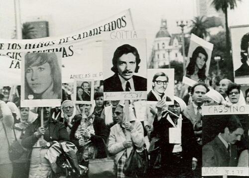 Marcha con Pancartas. Fotos en grande de los desaparecidos