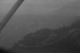 Vista panorámica desde una de las avionetas sobre el Cerro San Cristobal en Santiago