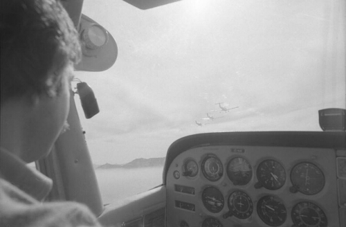 Imagen del aviador piloteando la avioneta desde la que se lanzaron los volantes