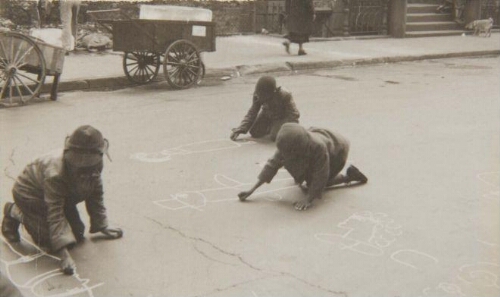 New York, 1940 (Children Drawing in the Street) (Nueva York, 1940 [Niños dibujando en la calle])