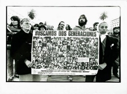 Abuelas de Plaza de Mayo con cartel de fotos de sus nietos