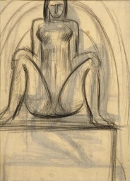 Mujer sentada sobre un plinto