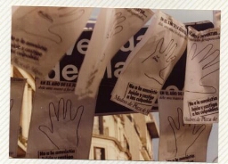 Campaña “Dele una mano a los desaparecidos", hileras colgantes de hojas-afiches de manos, en Avenida de Mayo.