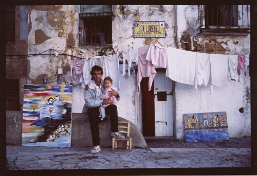 El Yini, pintor naif, en la puerta de su casa con su hija en Badajoz