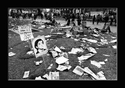 Estado de la Plaza de Mayo luego de una movilización con un cartel de desaparecido