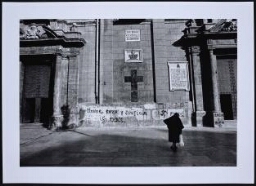 Honor, Raza y Justicia. Pintadas y símbolos fascistas en la fachada de la iglesia de los Desamparados. Valencia, 1979