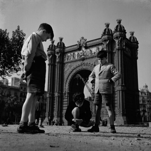 Niños jugando frente al Arco del Triunfo