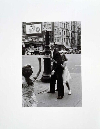 New York, 1942 (Man and Girls on Columbus Avenue) (Nueva York, 1942 [Hombre y niñas en la avenida Columbus])