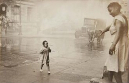 New York, c. 1942 (Child Running to Mother) (Nueva York, ca. 1942 [Niña corriendo hacia su madre])