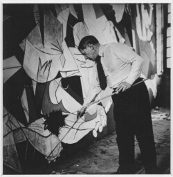 Picasso debout travaillant à «Guernica» dans son atelier des Grands-Augustins (Picasso de pie trabajando en el «Guernica» en su taller de los Grands-Augustins)