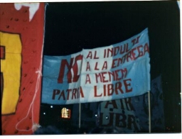Marcha con pancarta del grupo Patria Libre contra el indulto a los represores otorgado por Menem