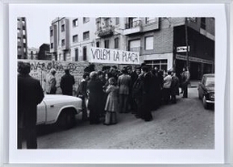 «Volem la plaça». Veïns reivindicant una plaça. Barri del Sant Crist, Badalona, 1976 («Queremos la plaza». Vecinos reivindicando una plaza. Barrio del Sant Crist, Badalona, 1976)