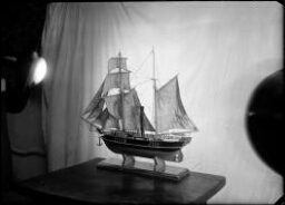 Negativos fotográficos de barcos en miniatura de Caicoya.