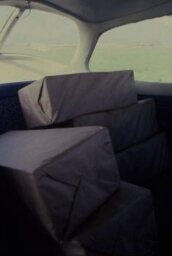 Paquetes con volantes al interior de la avioneta