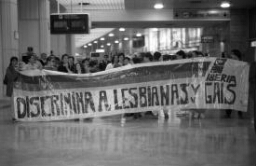[Acción de la Radical Gai en apoyo de un trabajador de Iberia, Madrid, 1994]