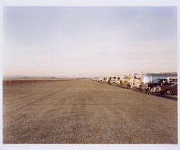 Restraining Fence and Campers, E.A.F.B. (Edwards Air Force Base. California) (Valla de contención y caravanas, E.A.F.B. [Base de la Fuerza Aérea Edwards. California])