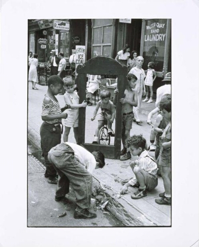 New York, c. 1940 (Children Playing With a Picture Frame) (Nueva York, ca. 1940 [Niños jugando con un marco])