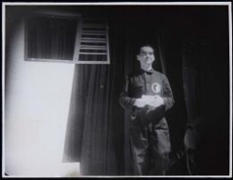 Federico García Lorca leyendo un texto antes de la representación por La Barraca de «La guarda cuidadosa», de Miguel de Cervantes (Almazán, Soria)