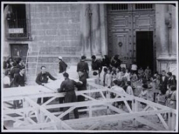 Montaje del escenario por los componentes de La Barraca para la representación de «La guarda cuidadosa», de Miguel de Cervantes (Almazán, Soria)