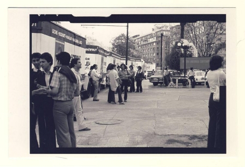 Fotografía de los choferes de los camiones, a las afueras del Museo Nacional de Bellas Artes