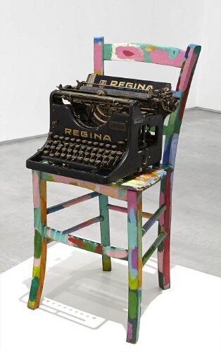 Silla y máquina de escribir (Máquina sentada en silla)