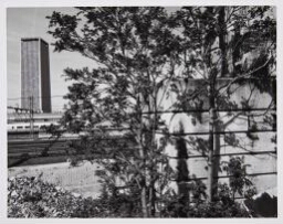 Dimanche 1 mai 1994 – Saint-Denis / Grand Stade – Cornillon Nord / La tour Pleyel et les emprises SNCF depuis le terrain (Domingo 1 mayo 1994 – Saint-Denis / Grand Stade – Cornillon Nord / La torre Pleyel y las instalaciones ferroviarias de la SNCF desde el solar)