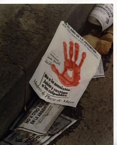 Campaña “Dele una mano a los desaparecidos", detalle de hojas-afiches de manos.