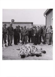 Civilians and US Soldiers with Dead Prisoners, Buchenwald, Germany (Civiles y soldados estadounidenses con presos muertos, Buchenwald, Alemania)
