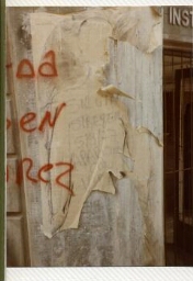 Primer Siluetazo, silueta de mujer sobre muro urbano