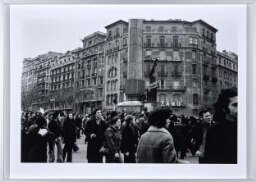 L'estàtua de la Victòria (franquista) és embolicada amb senyeres. Diagonal / Passeig de Gràcia. Barcelona, 8 febrer 1976 (La estatua de la Victòria (franquista) es envuelta con señeras. Diagonal / Paseo de Gràcia. Barcelona, 8 febrero 1976)