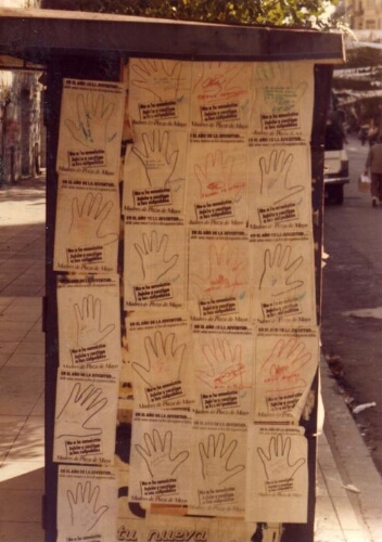 Campaña “Dele una mano a los desaparecidos", hojas-afiches de manos  pegadas sobre un kiosko.