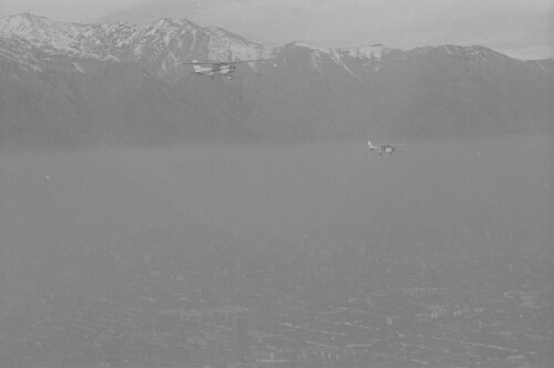 Avionetas sobrevolando Santiago de Chile con la Cordilllera de los Andes de trasfondo durante el transcurso de la acción