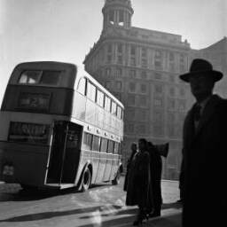 Autobús de dos pisos y hombre con sombrero, Madrid