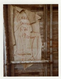 Primer Siluetazo, silueta en parte desprendida sobre muro de madera.