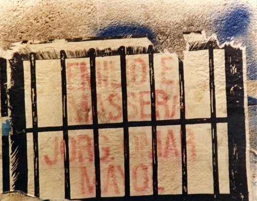 Serigrafías con los nombres de los militares represores y "carapintadas" revelados contra la democracia, en el monumento de Plaza Congreso.  (se alcanza a leer Massera y Mayol)