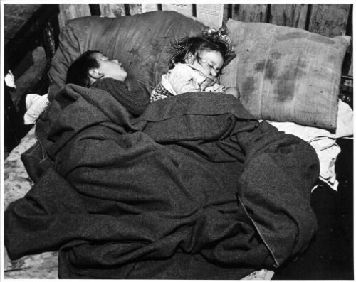 Two Children in Bed (Dos niños en la cama)